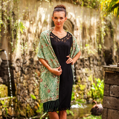 Batik-Seidenschal – Batik-Seidenschal mit moosgrünen Blumenmotiven aus Bali