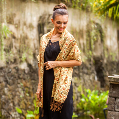 Batik-Seidenschal – Batik-Seidenschal mit Ingwer-Blumenmotiven aus Bali