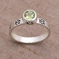 Anillo de piedra única de peridoto, 'Paws for Celebration' - Anillo de piedra única de peridoto y plata de ley de Bali