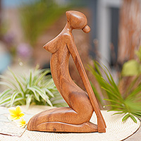 Escultura de madera, 'Ustrasana Pose' - Escultura de madera de Suar tallada a mano de una mujer de Bali