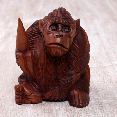 Holzskulptur - Realistisch signierte handgeschnitzte Skulptur eines Orang-Utans