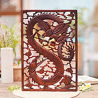 Panel de relieve de pared de madera, 'Mystic Battle' - Panel de pared de dragón de madera de Suar tallado a mano y pájaro Garuda