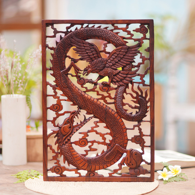 Wandreliefplatte aus Holz - Handgeschnitztes Suar-Holz-Wandpaneel mit Drachen und Garuda-Vogeln