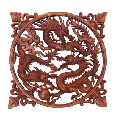 Wandpaneel aus Holz – Handgefertigte Suar-Holztafel mit kämpfenden Drachen aus Bali