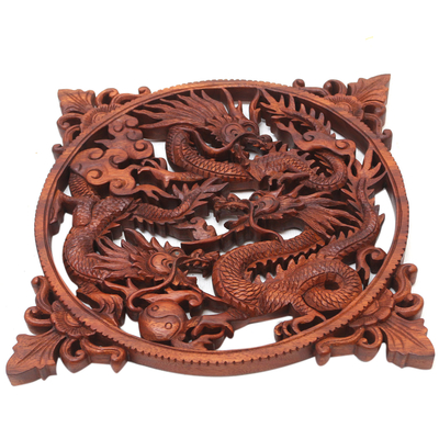 Wandpaneel aus Holz – Handgefertigte Suar-Holztafel mit kämpfenden Drachen aus Bali