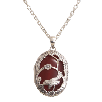 Karneol-Anhänger-Halskette, 'Avian Curiosity - Karneol- und 925er-Silber-Vogelanhänger-Halskette aus Bali