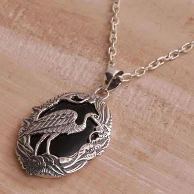 Onyx-Anhänger-Halskette, „Heron Haven“ – Onyx- und Sterlingsilber-Reiher-Anhänger-Halskette aus Bali