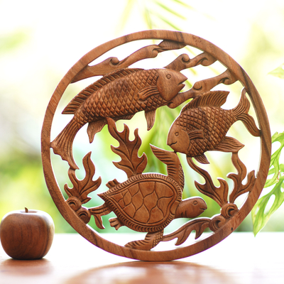 Holzreliefplatte, „Ocean Haven“ – Handgefertigte Holzreliefplatte mit Fisch und Schildkröte aus Bali