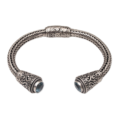Manschettenarmband aus blauem Topas, 'Liebestempel'. - Manschettenarmband aus blauem Topas und 925er Silber aus Bali