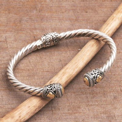 Manschettenarmband aus Sterlingsilber mit Goldakzent - Armband aus Sterlingsilber im Seildesign mit Goldakzent aus Bali
