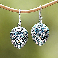 Blaue Topas-Ohrhänger mit Goldakzent, „Swirling Crests“ – Blaue Topas-Ohrringe mit Goldakzent und 925er-Silber aus Bali