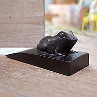 Tope de puerta de madera, 'Helpful Toad in Black' - Tope de puerta de sapo de madera de suar hecho a mano en negro de Bali