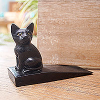 Tope de puerta de madera, 'Helpful Kitten in Black' - Tope de puerta de gato de madera de suar hecho a mano en negro de Bali