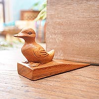 Tope de puerta de madera, 'Helpful Duck in Brown' - Tope de puerta de pato de madera Suar artesanal en marrón de Bali