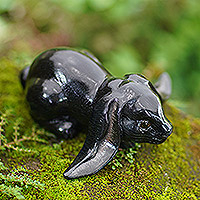 Escultura de madera, 'Begging Rabbit in Black' - Escultura de conejo de madera de Suar hecha a mano en negro de Bali