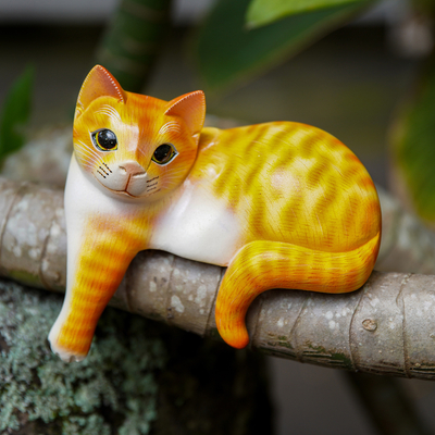 Holzskulptur - Bemalte Suar-Holzskulptur einer orangefarbenen Katze aus Bali