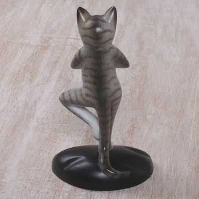 Escultura de madera - Escultura de madera de suar pintada de un gato yoga gris de Bali