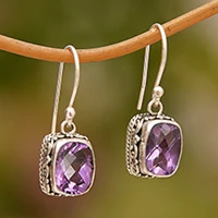 Amethyst-Ohrhänger, „Temple Gleam“ – Amethyst- und Sterlingsilber-Ohrhänger aus Bali