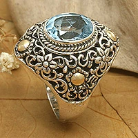 Anillo de cóctel de topacio azul con detalles dorados - Anillo de cóctel floral con topacio azul y detalles dorados de Bali