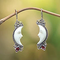 Pendientes colgantes de granate, 'Crescent Moons' - Pendientes colgantes de luna creciente de granate y plata de Bali