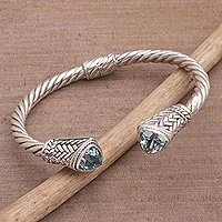 Brazalete de topacio azul, 'Sky Weave' - Brazalete de topacio azul y plata de ley de Bali