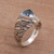 Ring mit einem einzelnen Stein aus blauem Topas und Goldakzent - Ring aus blauem Topas und Sterlingsilber mit Akzenten aus 18-karätigem Gold