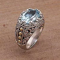 Blautopas-Cocktailring mit Goldakzent, „Ornate Majesty“ – handgefertigter Ring aus Sterlingsilber und Blautopas mit einem Stein