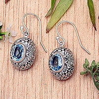 Pendientes colgantes de topacio azul, 'Butterfly Haven' - Pendientes florales de topacio azul y plata de ley de Bali