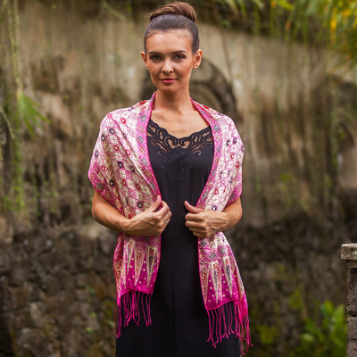 Batik-Seidenschal – Batik-Seidenschal mit Truntum-Motiven in Azalee aus Bali