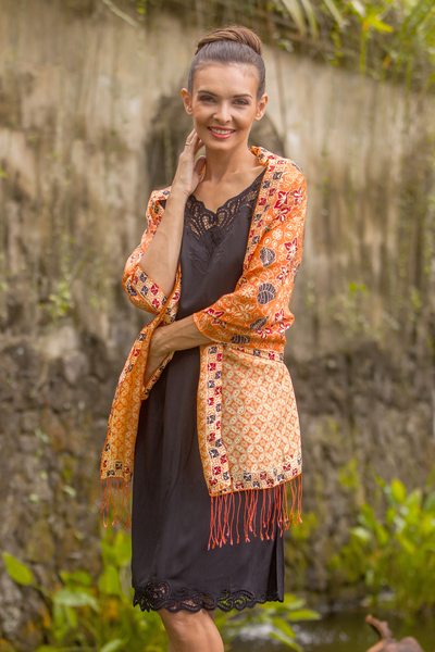 Batik-Seidenschal - Batik-Seidenschal mit Kawung-Motiven im Sonnenaufgang aus Bali