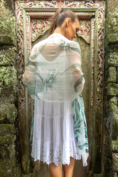 Mantón de seda pintado a mano - Mantón de seda con motivos de piña en celadón y humo de Bali