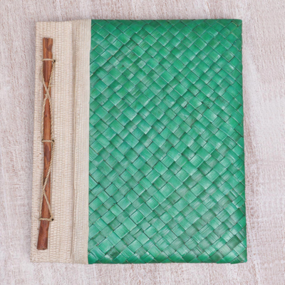 Naturfaser-Journal, 'Happy Weaver in Grün' - Kunsthandwerklich handgewebtes Pandanblatt-Journal in Grün aus Bali