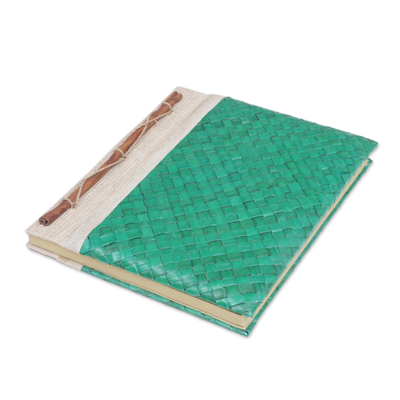 Naturfaser-Journal, 'Happy Weaver in Grün' - Kunsthandwerklich handgewebtes Pandanblatt-Journal in Grün aus Bali