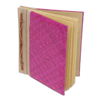 Naturfaser-Journal, 'Happy Weaver in Pink' - Kunsthandwerklich handgewebtes Pandanblatt-Journal in Rosa aus Bali
