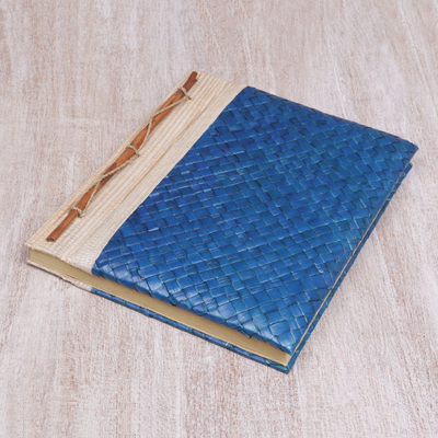 diario de fibras naturales - Diario de hojas de pandan artesanal tejido a mano en azul de Bali