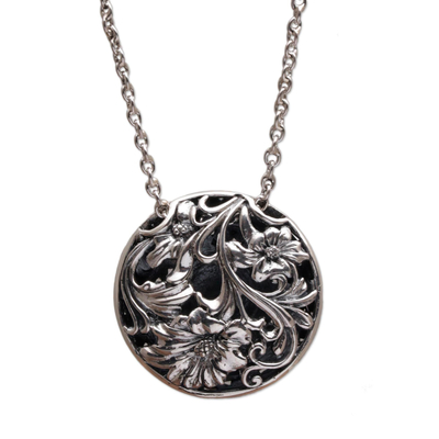 Anhänger-Halskette aus Sterlingsilber, 'Hidden Eden'. - Kreisförmige Anhänger-Halskette aus Sterlingsilber aus Bali