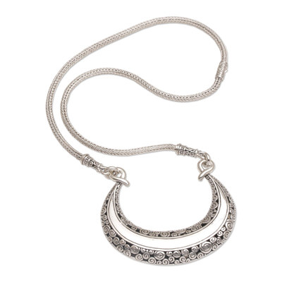 Anhänger-Halskette aus Sterlingsilber, 'Eden Crescent - Blumenhalskette aus Sterlingsilber mit Halbmond aus Bali