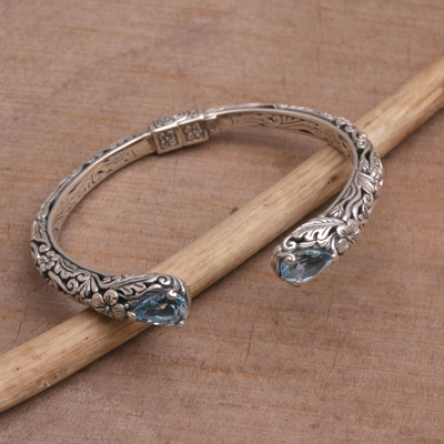 Blautopas-Manschettenarmband - Manschettenarmband mit floralem Blautopas und Silber aus Bali