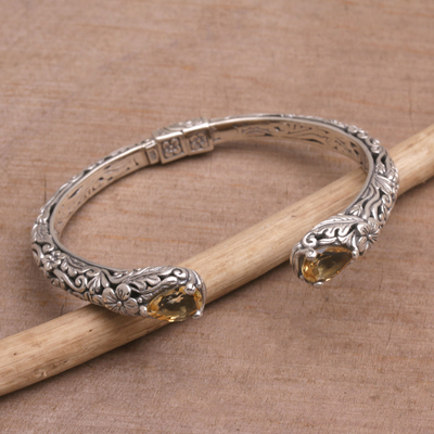 Citrin-Manschettenarmband - Blumiges Manschettenarmband aus Citrin und Silber aus Bali