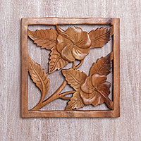 Panel de relieve de madera, 'Ventana de hibisco' - Panel de relieve de madera de suar floral cuadrado hecho a mano de Bali