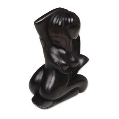 Escultura de madera - Escultura de madera negra de amantes entrelazados en un abrazo