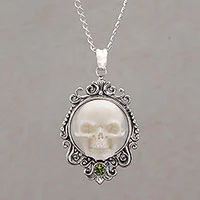 Halskette mit Peridot-Anhänger, „Skull Stare in White“ – Halskette mit Peridot- und knochenweißem Totenkopf-Anhänger aus Bali