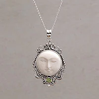 Peridot-Anhänger-Halskette, „Moonlight Stare“ – Peridot- und Knochen-Mond-Anhänger-Halskette aus Bali