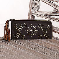 Portemonnaie-Clutch aus Leder, „Prambanan Fireworks in Brown“ – Portemonnaie-Clutch, handgefertigt aus dunkelbraunem Leder