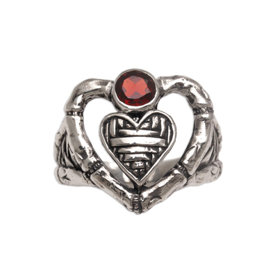 Anillo de cóctel granate, 'Semarapura Heart' - Anillo granate con motivos de corazón de plata de ley texturizados