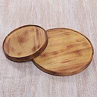 Pequeños platos para servir de madera de teca, 'Nature's Design' (par) - Pequeños platos redondos para servir tallados a mano en madera de teca (par)
