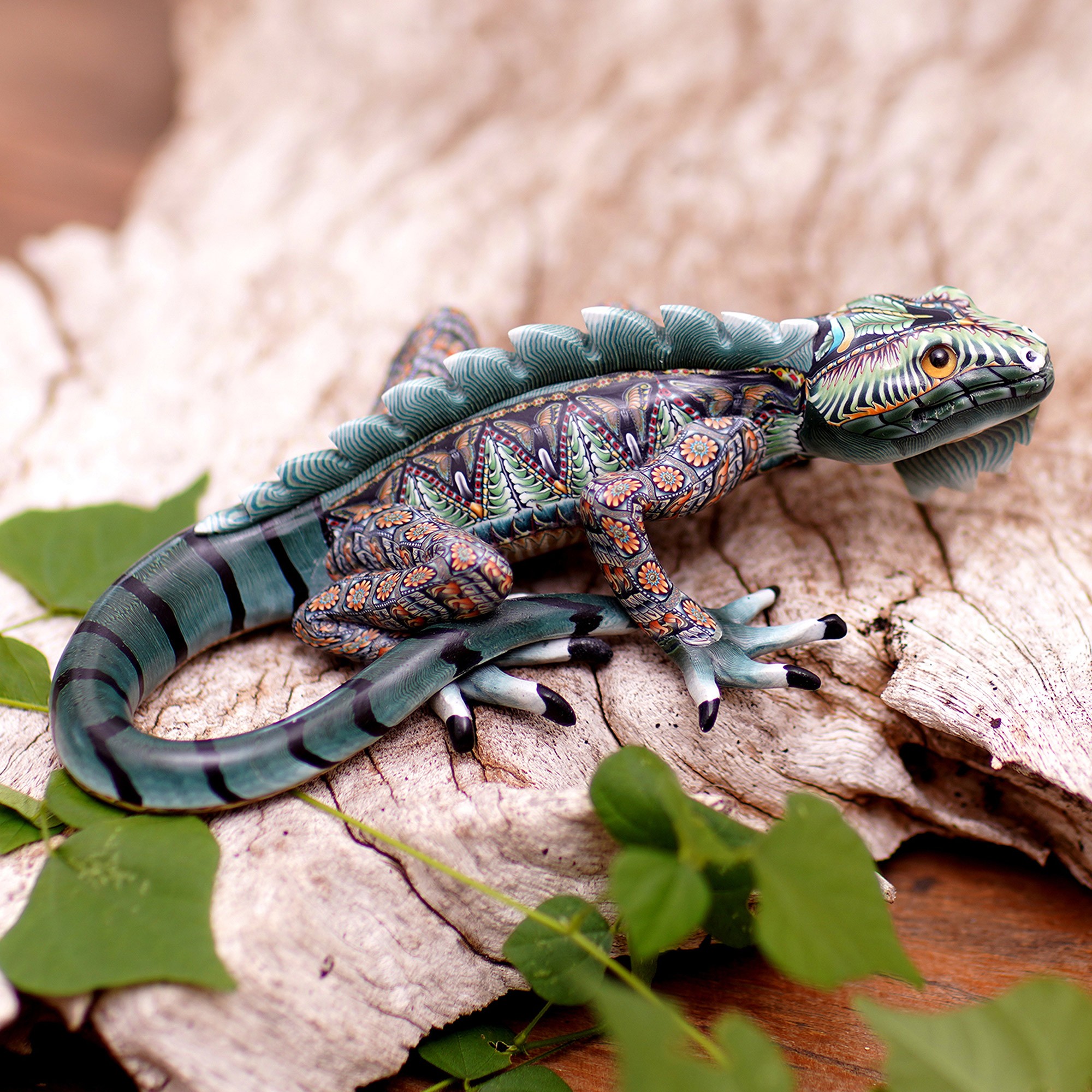 iguana様 リクエストまとめ商品 オマケ付(*^O^*)ありがとうございます Handcrafted Polymer Clay Iguana Sculpture (5.5 Inch) - Watchful