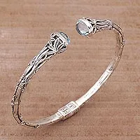 Blauer Topas-Manschettenarmband, „Bedugul Bamboo“ – Bali-Sterlingsilber-Bambus-Manschettenarmband mit blauem Topas