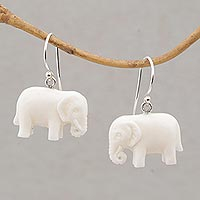 Pendientes colgantes de hueso, 'Elefante blanco' - Elegantes pendientes de elefante tallados en hueso de vaca con ganchos de plata