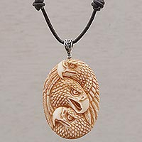 Halskette mit Knochenanhänger, „Adlertrio“ – handgefertigte Halskette mit Knochenanhänger mit Adlermotiv aus Bali